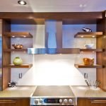 Ubicación de estanterías en la cocina.
