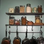Estantes de metal en la cocina