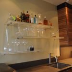 Estantes de vidrio en la cocina
