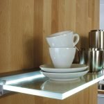 Tazas en un estante de vidrio
