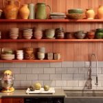 Muchos estantes en la cocina