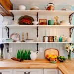 Estantes de pared en la cocina