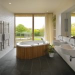 Baño con ventana panorámica.