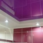 Techo tensado morado en el baño
