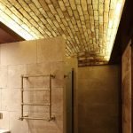 Techo de piedra en el baño.