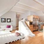 Muebles blancos en el interior.
