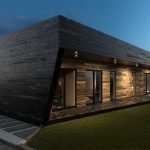 Cabaña moderna con techo plano.