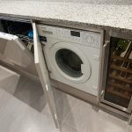 Lavadora detrás de la puerta