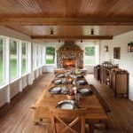 Veranda con una mesa grande