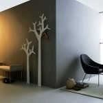 Interior con papel pintado gris
