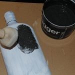 Aplique pintura acrílica con una esponja.