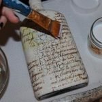 Aplique pegamento a la botella.