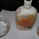 Cubra la botella con barniz