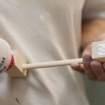Luego aplique pegamento a la pieza de trabajo