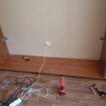 Sujete la base a la pared.