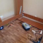 Fijar a la base del armario