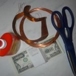 Alambre, tijeras y billetes
