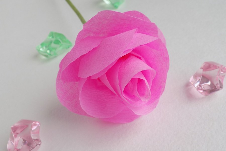 Hvordan man fremstiller en rose af papir