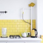 Delantal amarillo en la cocina