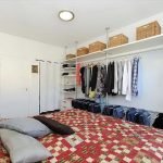 Almacenamiento de ropa en el dormitorio.