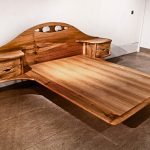 Cama de madera en el dormitorio