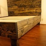 Cama con cabecero de las tablas
