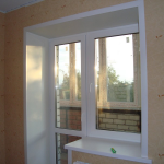 Decoración de ventanas en el balcón.