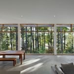 Habitación grande con ventanas panorámicas.