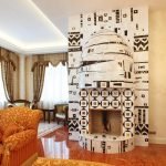 Frente a la chimenea con azulejos claros