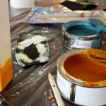 Aplicación de pintura amarilla en la superficie.