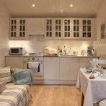 Muebles blancos en la cocina.