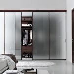 Puerta marrón en un interior blanco.