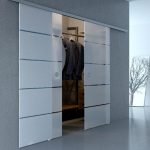 Corredor de estilo minimalista