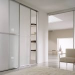 La lámpara al lado del sillón