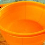 Verter agua en la cuenca.