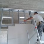 Instalación de paneles de yeso en el marco