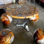 Sillas con forma de bola alrededor de la mesa.