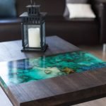 Linterna sobre la mesa