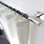 Los aleros son de metal de pared.