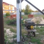 Suelde las bisagras al poste