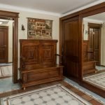 Armario de madera en el pasillo