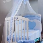 Cuna de seda con dosel