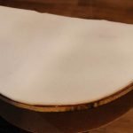 Pega la espuma en la cama