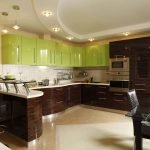 Cocina en forma de L con barra de desayuno