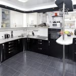 Cocina moderna con barra de desayuno.