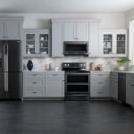 Cocina gris y blanca