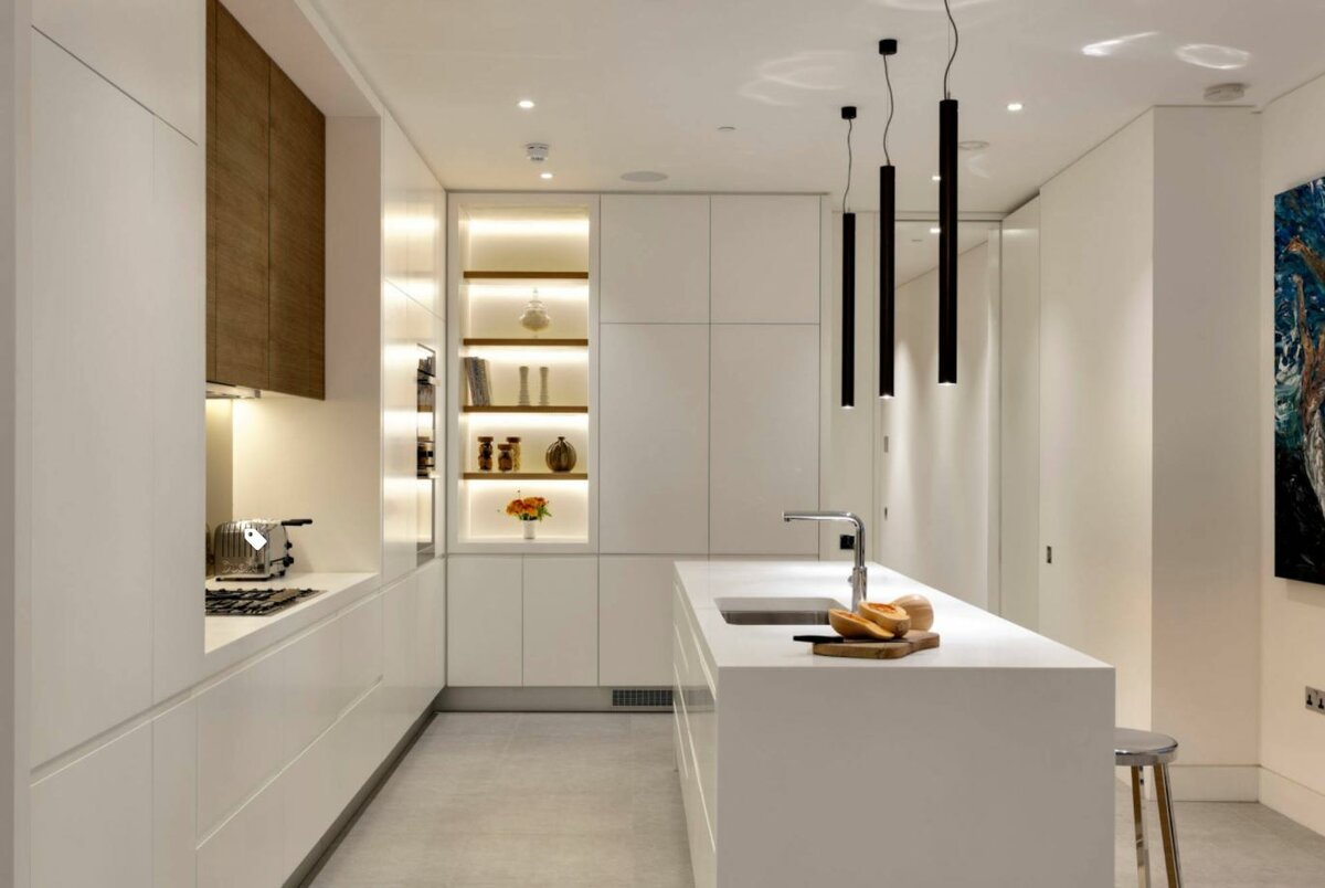 Dizajn interijera bijele kuhinje