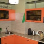 Cocina esquinera con conducto de ventilación.