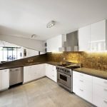 Piso beige en la cocina