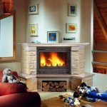 Interior con chimenea de esquina.